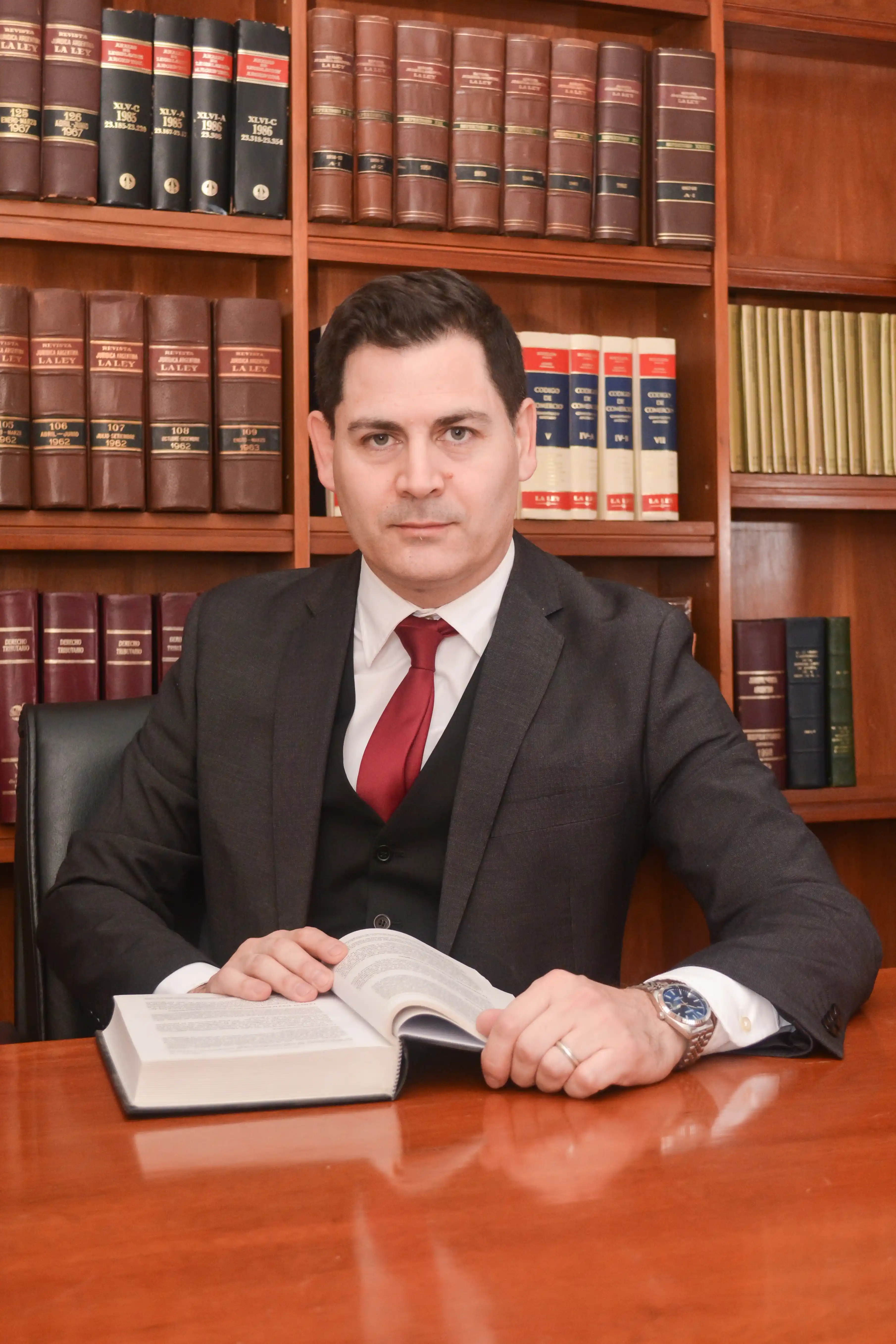 Fotografía del Abogado Penalista Dr. Julian Farina Balbi en su oficina en La Plata